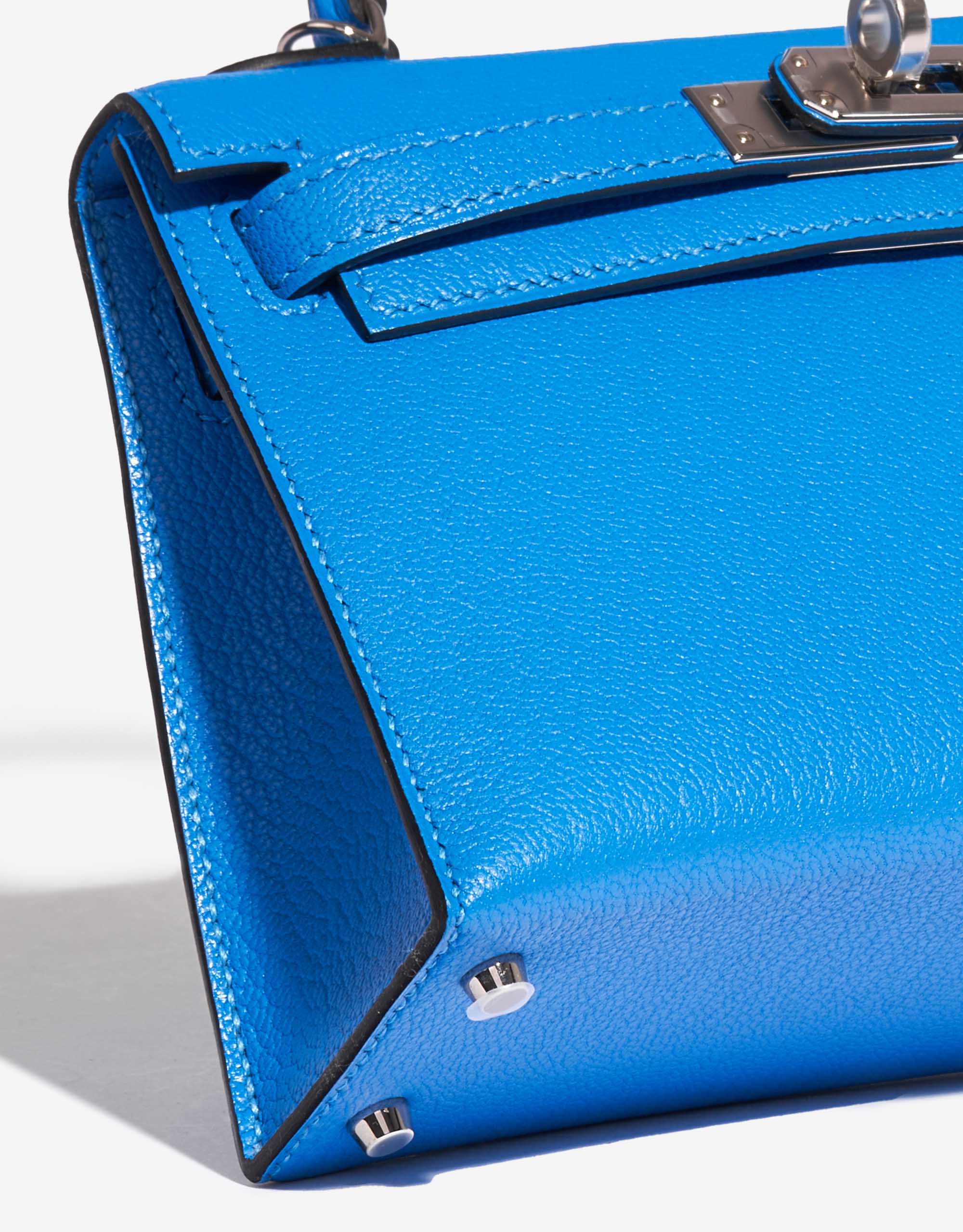 Gebrauchte Hermès Tasche Kelly Mini Chèvre Mysore Blau Hydra Blau Detail | Verkaufen Sie Ihre Designer-Tasche auf Saclab.com