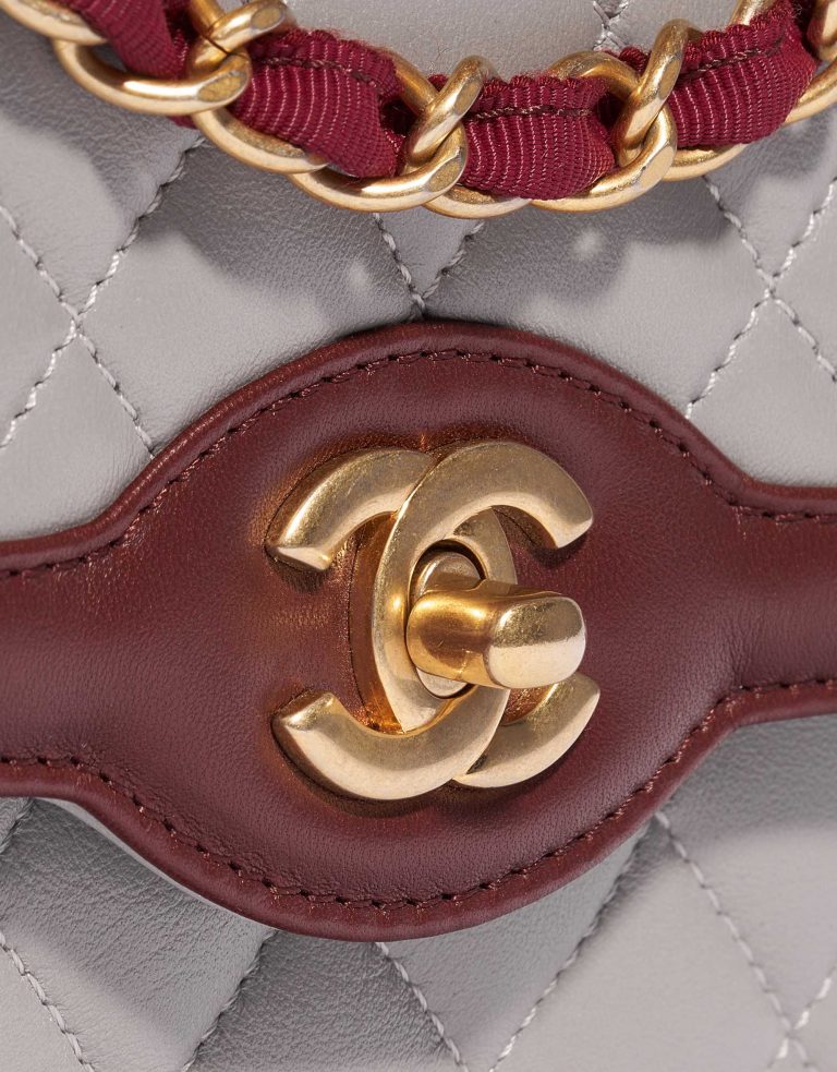 Chanel Timeless kleine Tasche Lammleder Grau / Bordeaux