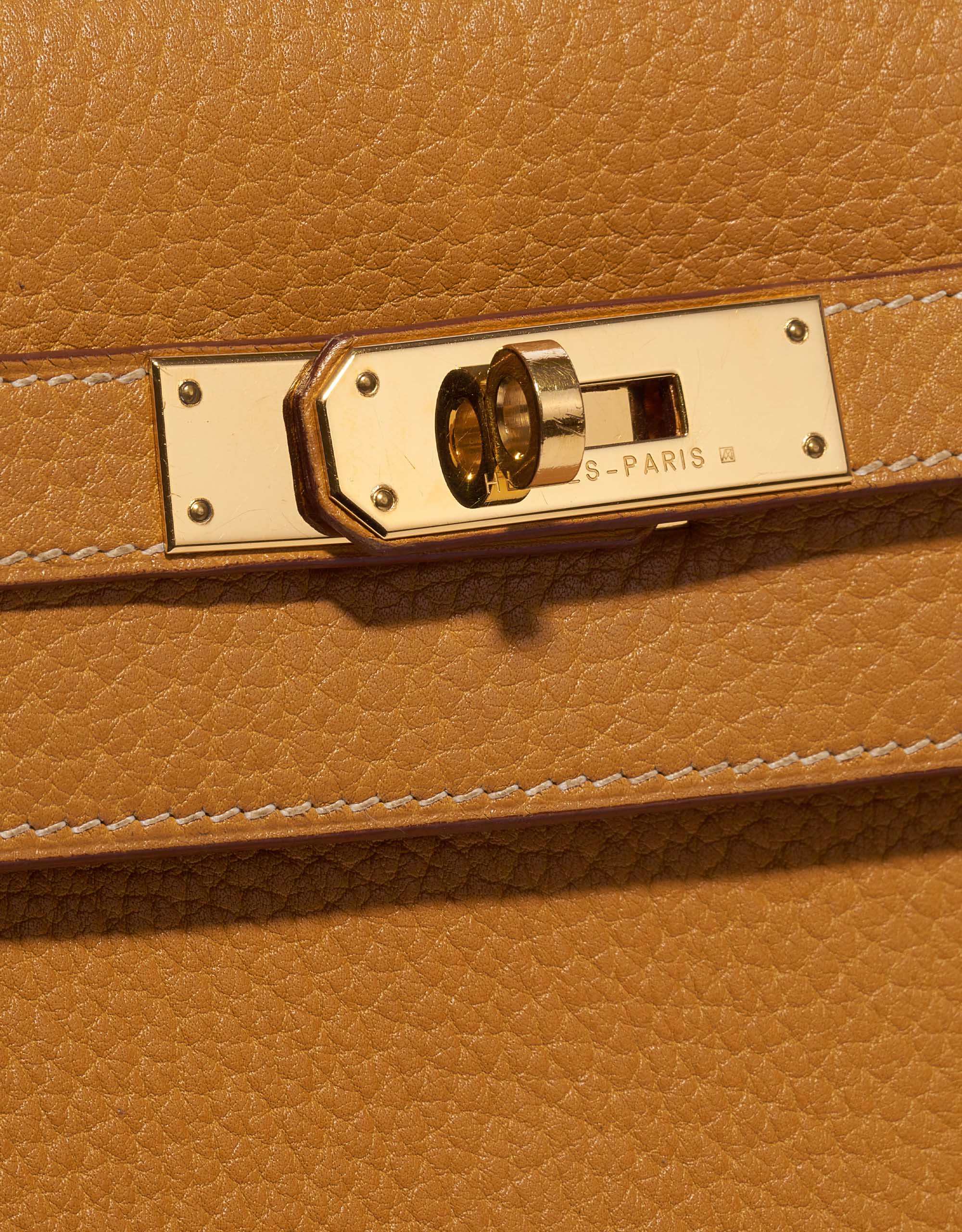 A GOLD ARDENNES LEATHER SELLIER KELLY 35 WITH GOLD HARDWARE