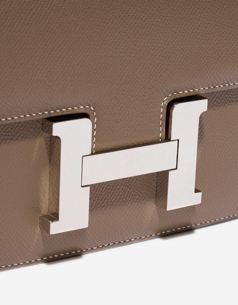 Pre-owned Hermès bag Constance 24 Epsom Etoupe Brown Closing System | Sell your designer bag on Saclab.com