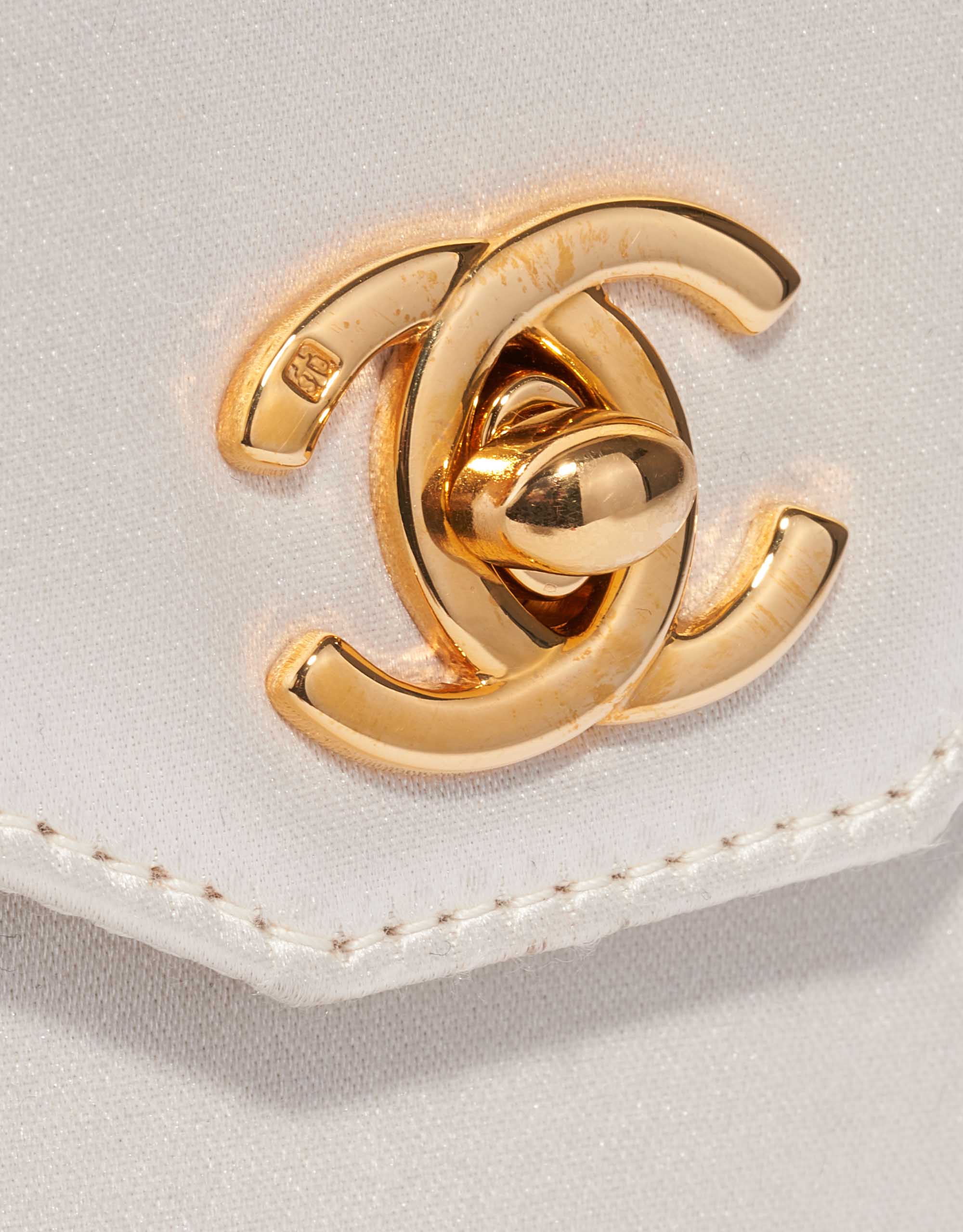 Pre-owned Chanel bag Timeless Handle Small Satin White White Closing System | Sell your designer bag on Saclab.com