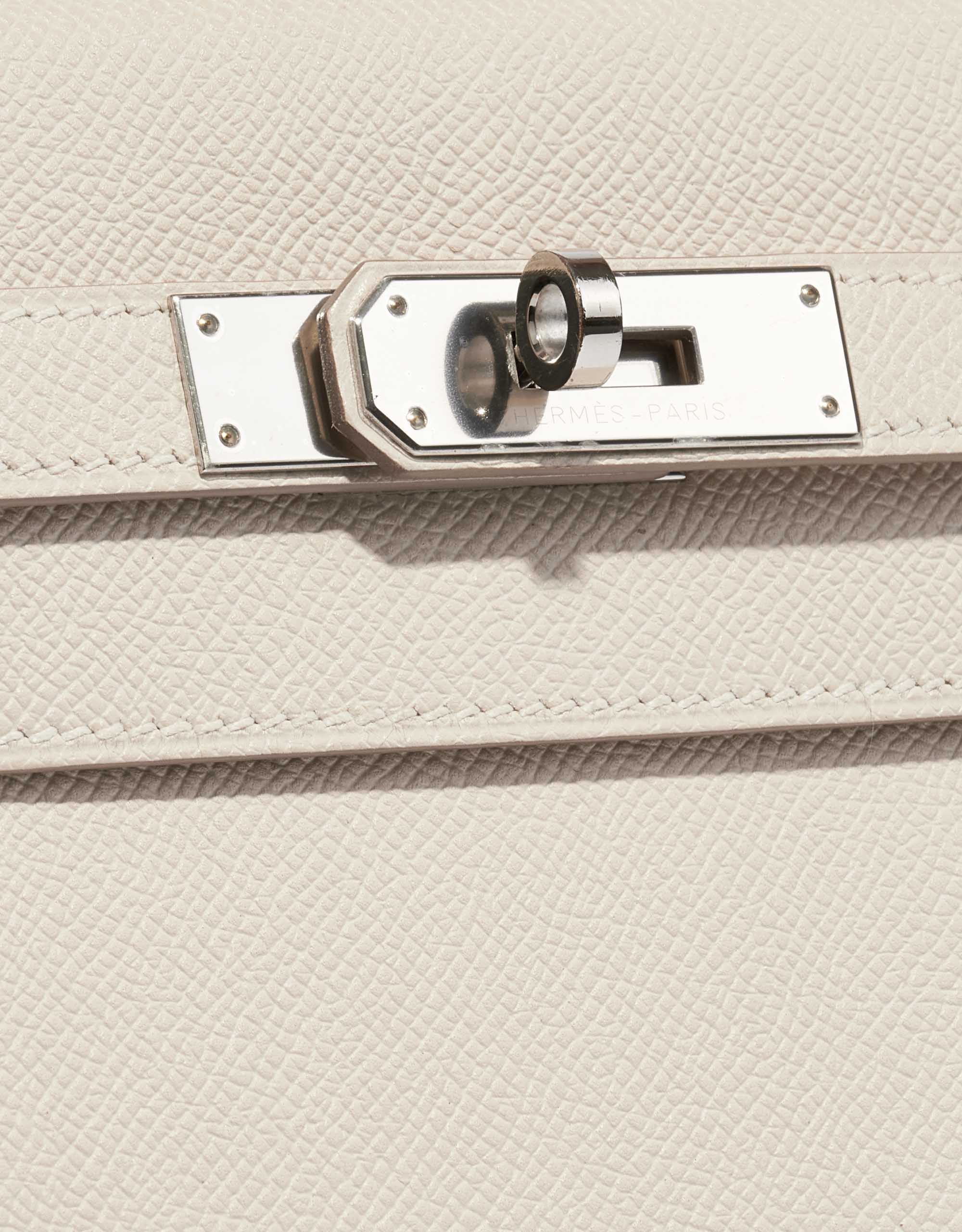 Sac Hermès d'occasion Kelly 35 Epsom Craie Blanc Système de fermeture | Vendez votre sac de créateur sur Saclab.com