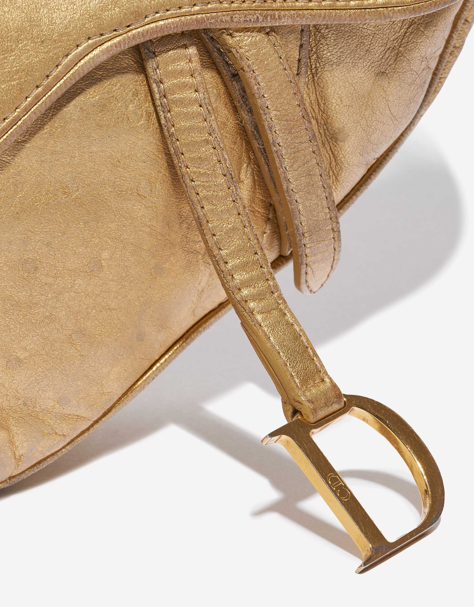 Sac Dior d'occasion Saddle Mini Ostrich Gold Gold Closing System | Vendez votre sac de créateur sur Saclab.com
