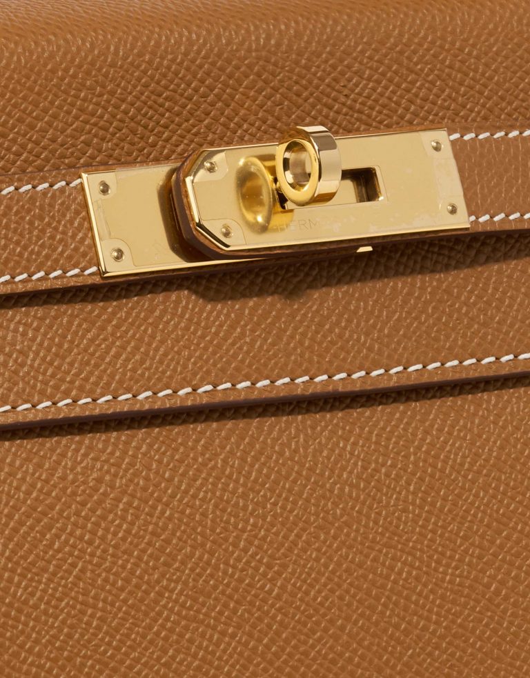 Pre-owned Hermès bag Kelly 28 Epsom Gold Brown Closing System | Sell your designer bag on Saclab.com