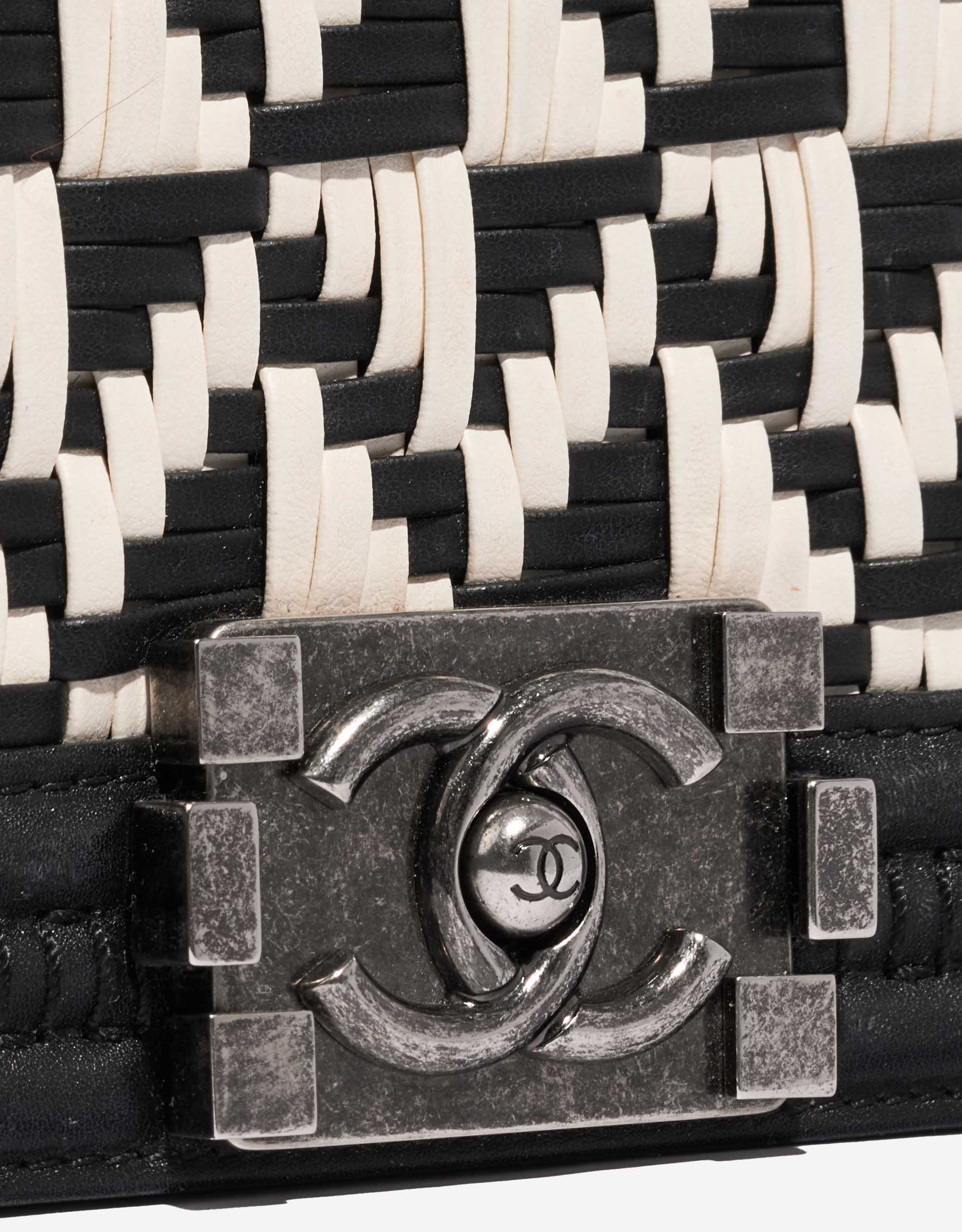 Gebrauchte Chanel Tasche Boy Old Medium Lammleder Schwarz / Weiß Schwarz, Weiß Verschluss-System | Verkaufen Sie Ihre Designer-Tasche auf Saclab.com