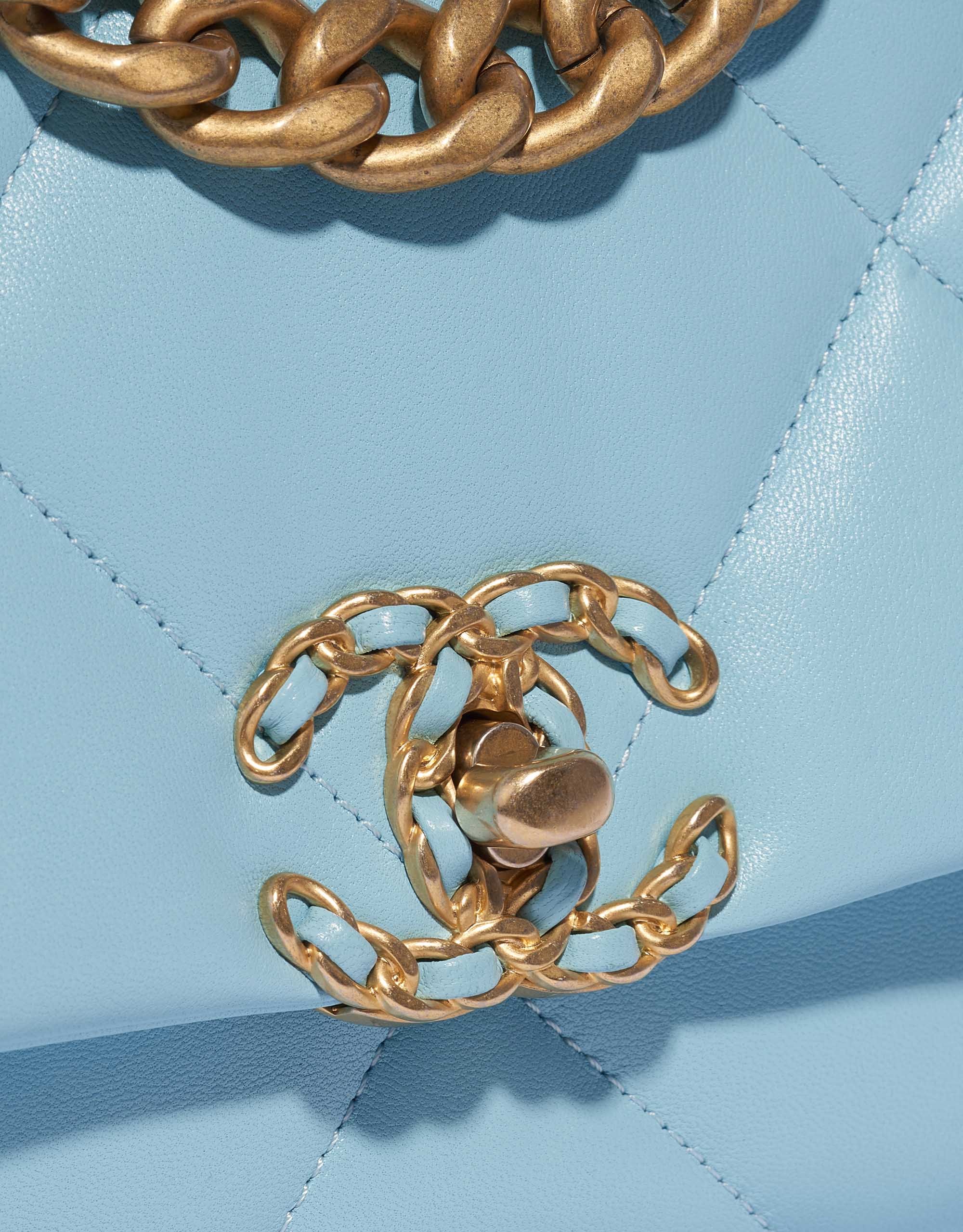 Pre-owned Chanel Tasche 19 Flap Bag Lammleder Sky Blue Blue Closing System | Verkaufen Sie Ihre Designer-Tasche auf Saclab.com