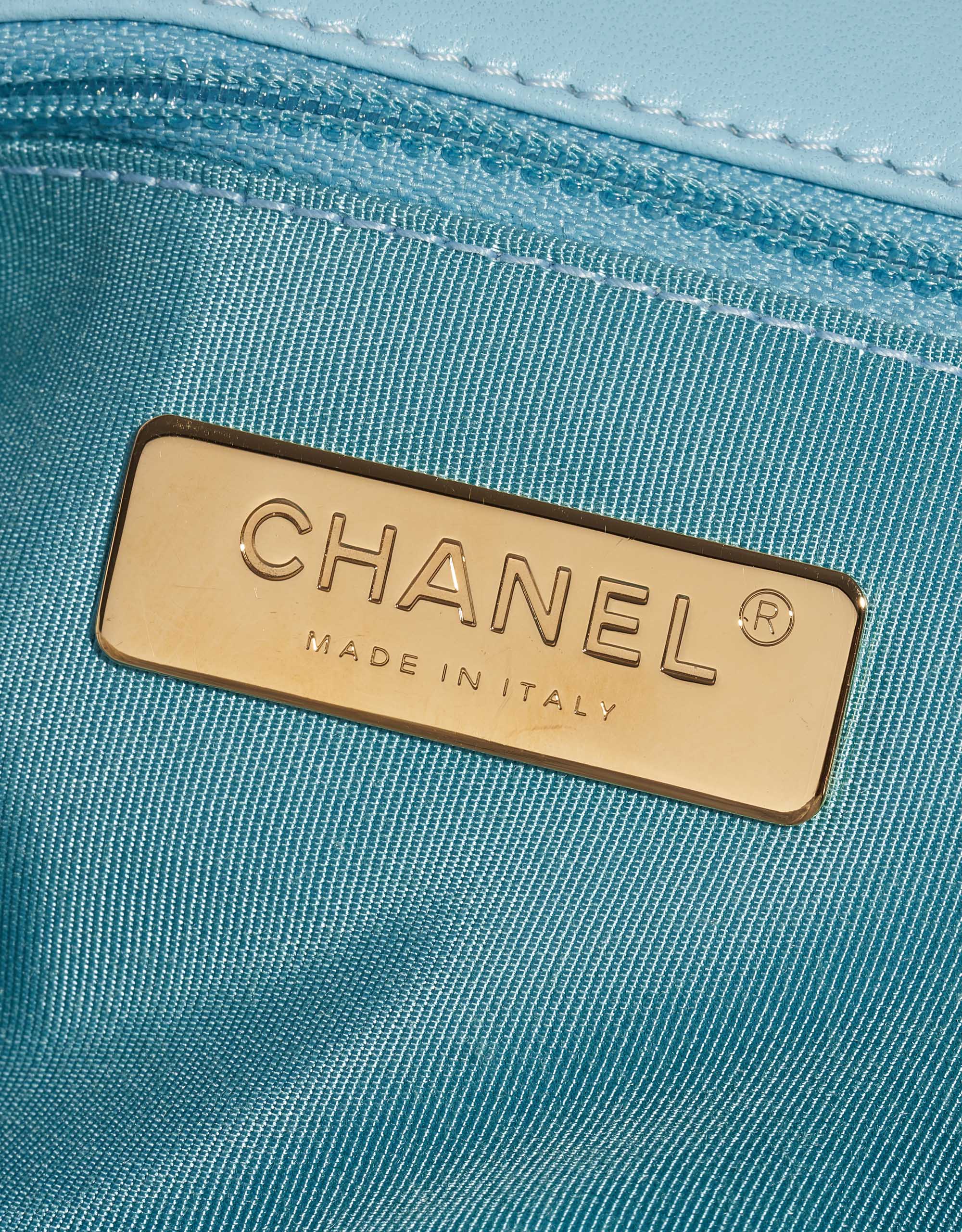 Pre-owned Chanel Tasche 19 Flap Bag Lammleder Sky Blue Blue Logo | Verkaufen Sie Ihre Designer-Tasche auf Saclab.com