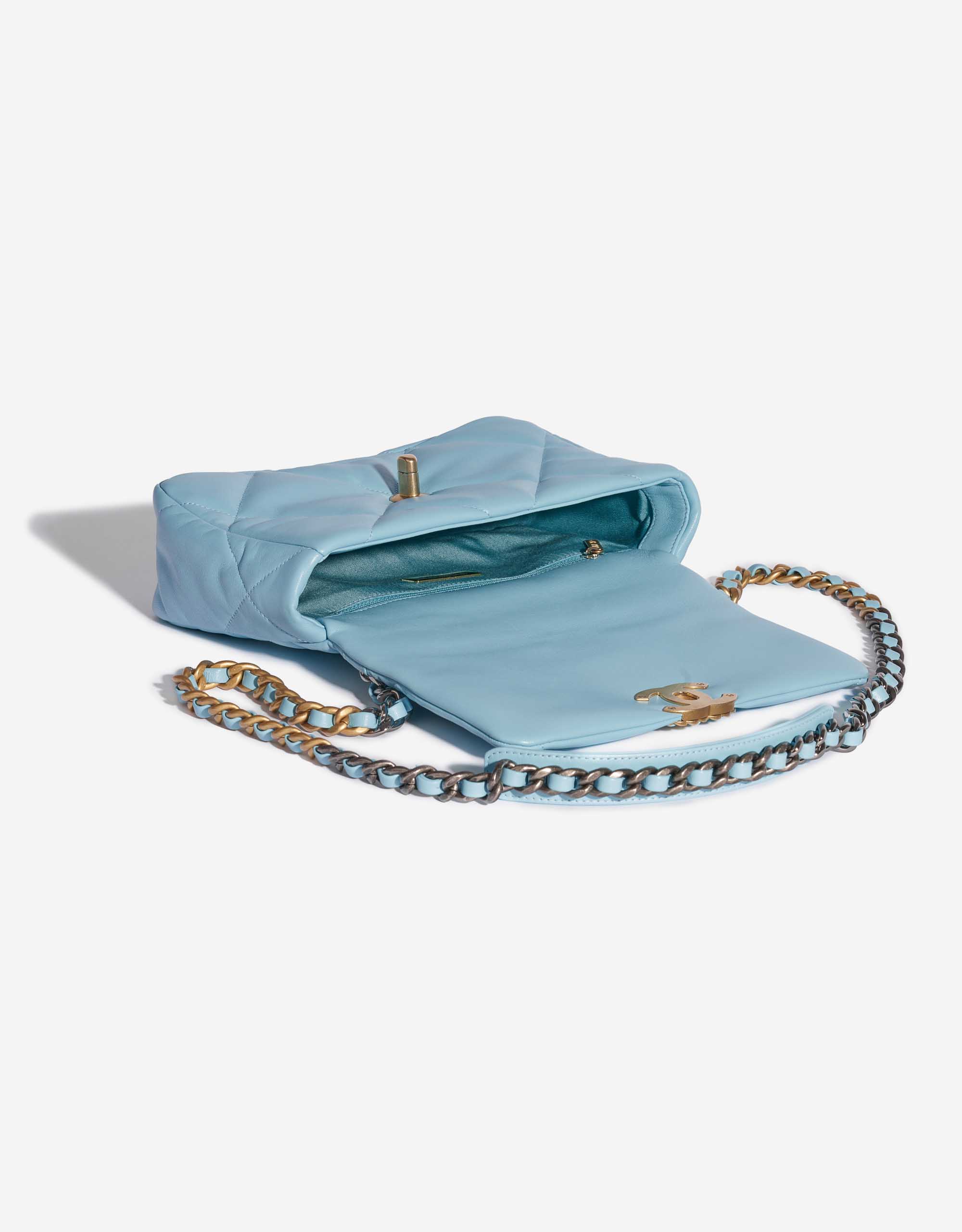 Pre-owned Chanel Tasche 19 Flap Bag Lammleder Sky Blue Blue Inside | Verkaufen Sie Ihre Designer-Tasche auf Saclab.com