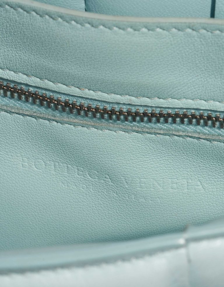 Gebrauchte Bottega Veneta Tasche Cassette Medium Kalbsleder Topaz Blue Logo | Verkaufen Sie Ihre Designer-Tasche auf Saclab.com