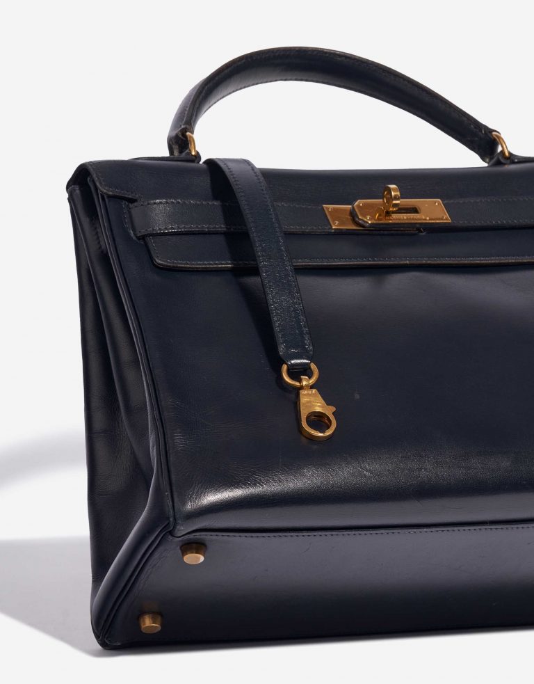 Sac d'occasion Hermès Kelly 32 Box Bleu Marine Detail | Vendez votre sac de créateur sur Saclab.com