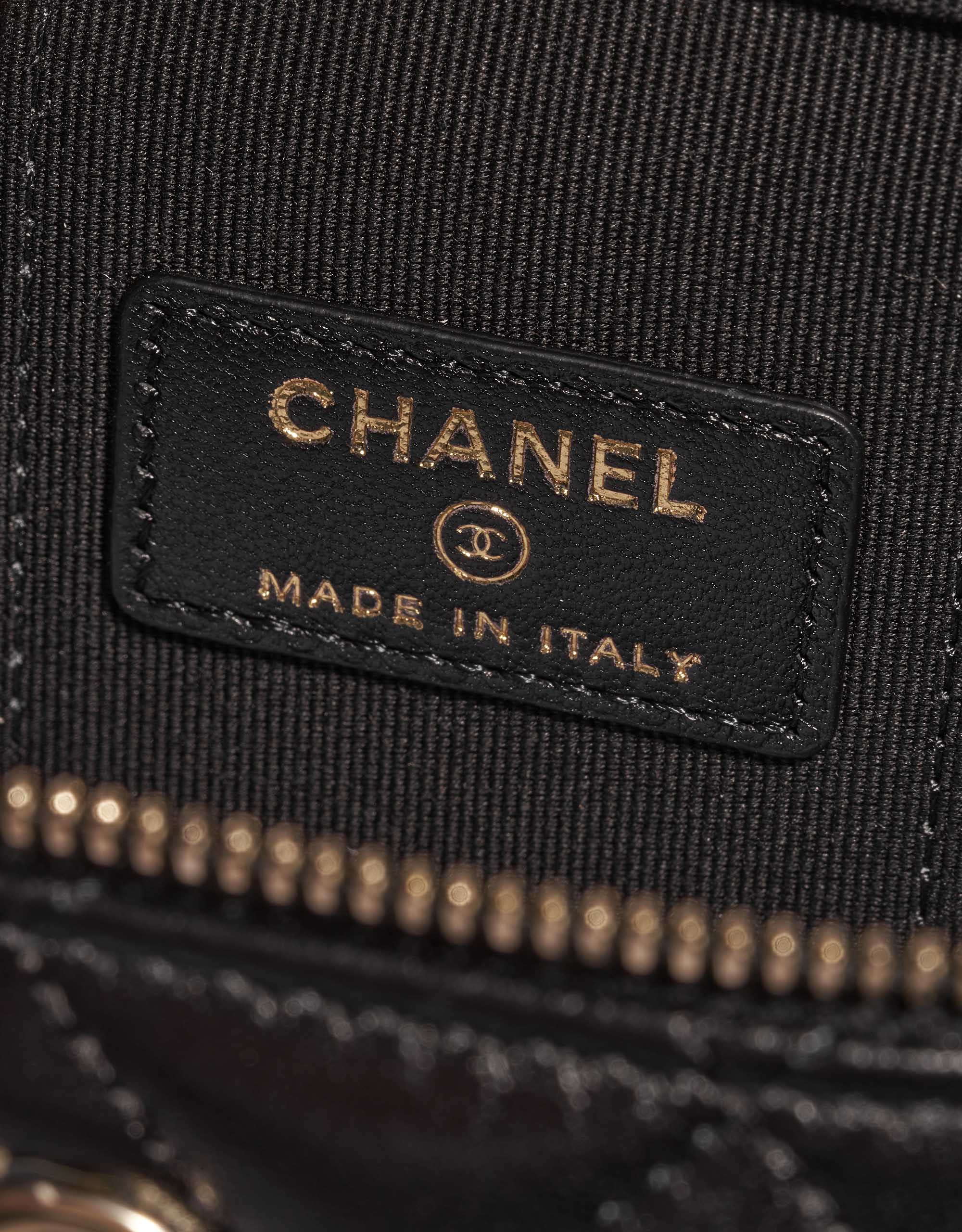Sac Chanel d'occasion Vanity Case Small Lamb Black Black Logo | Vendez votre sac de créateur sur Saclab.com