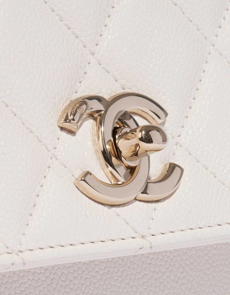 Pre-owned Chanel bag Flap Bag Mini Caviar White White Closing System | Sell your designer bag on Saclab.com