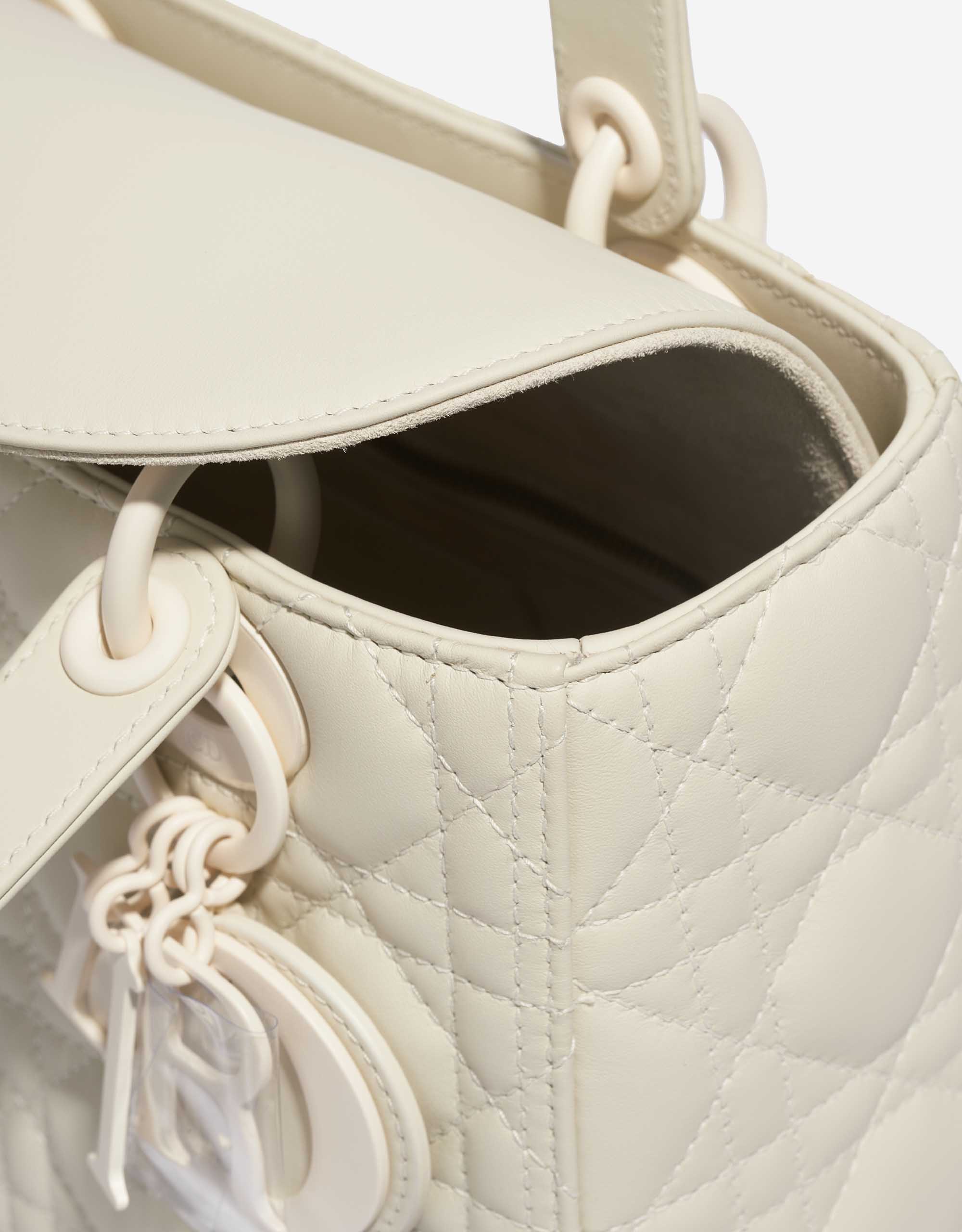 Pre-owned Dior bag Lady Medium Lamb Cream Beige Closing System | Sell your designer bag on Saclab.com