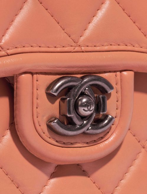 Pre-owned Chanel bag Timeless Handle Medium Lamb Beige Beige, Rose Closing System | Sell your designer bag on Saclab.com