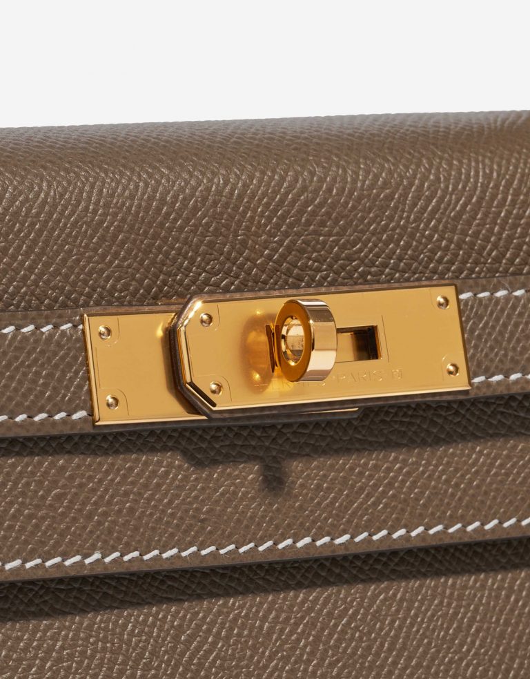 Pre-owned Hermès bag Kelly 28 Sellier Epsom Etoupe Brown Closing System | Sell your designer bag on Saclab.com