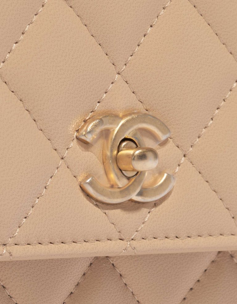 Gebrauchte Chanel Tasche Timeless WOC Lammleder Beige Beige, Braun Verschluss-System | Verkaufen Sie Ihre Designer-Tasche auf Saclab.com