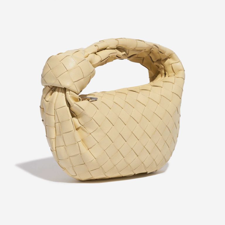 Gebrauchte Bottega Veneta Tasche Jodie Mini Lammleder Porridge Beige Side Front | Verkaufen Sie Ihre Designer-Tasche auf Saclab.com