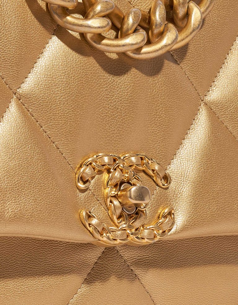 Pre-owned Chanel bag 19 Flap Bag Maxi Lamb Gold Gold Closing System | Sell your designer bag on Saclab.com