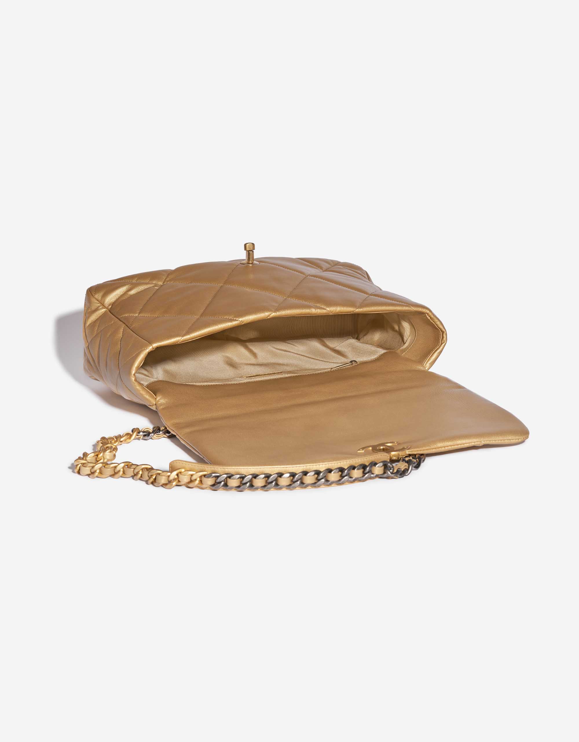 Pre-owned Chanel bag 19 Flap Bag Maxi Lamb Gold Gold Inside | Sell your designer bag on Saclab.com