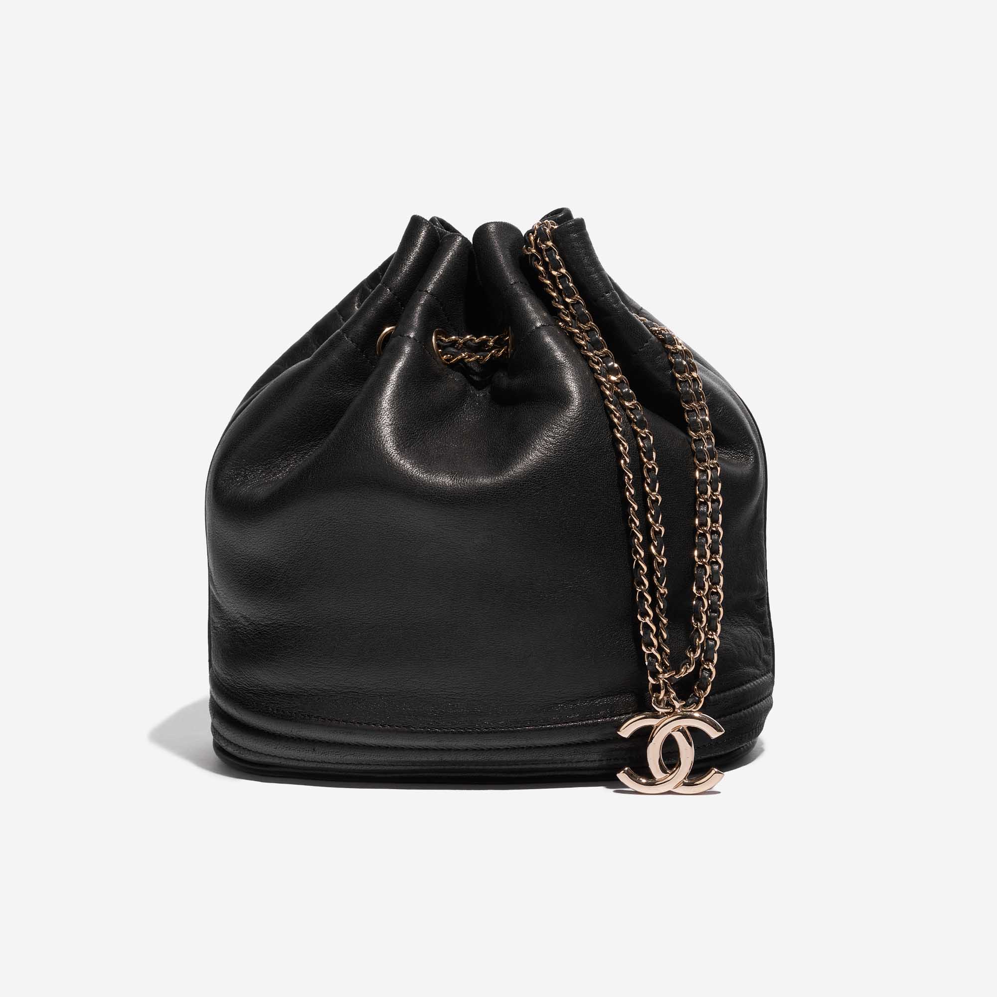 Sac Chanel d'occasion Drawstring Bucket Lamb Black Black Front | Vendez votre sac de créateur sur Saclab.com