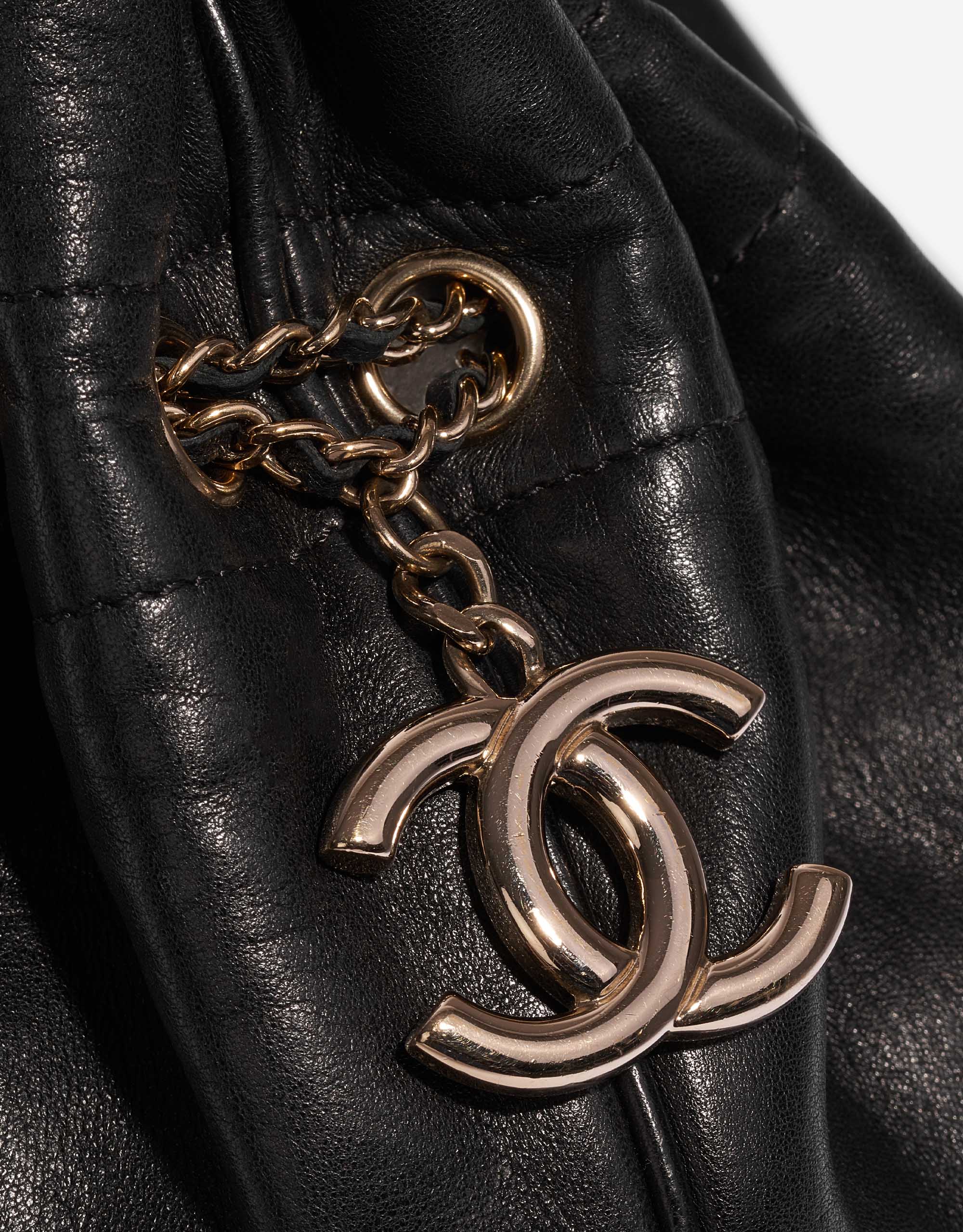 Pre-owned Chanel bag Drawstring Bucket Lamb Black Black Closing System | Sell your designer bag on Saclab.com