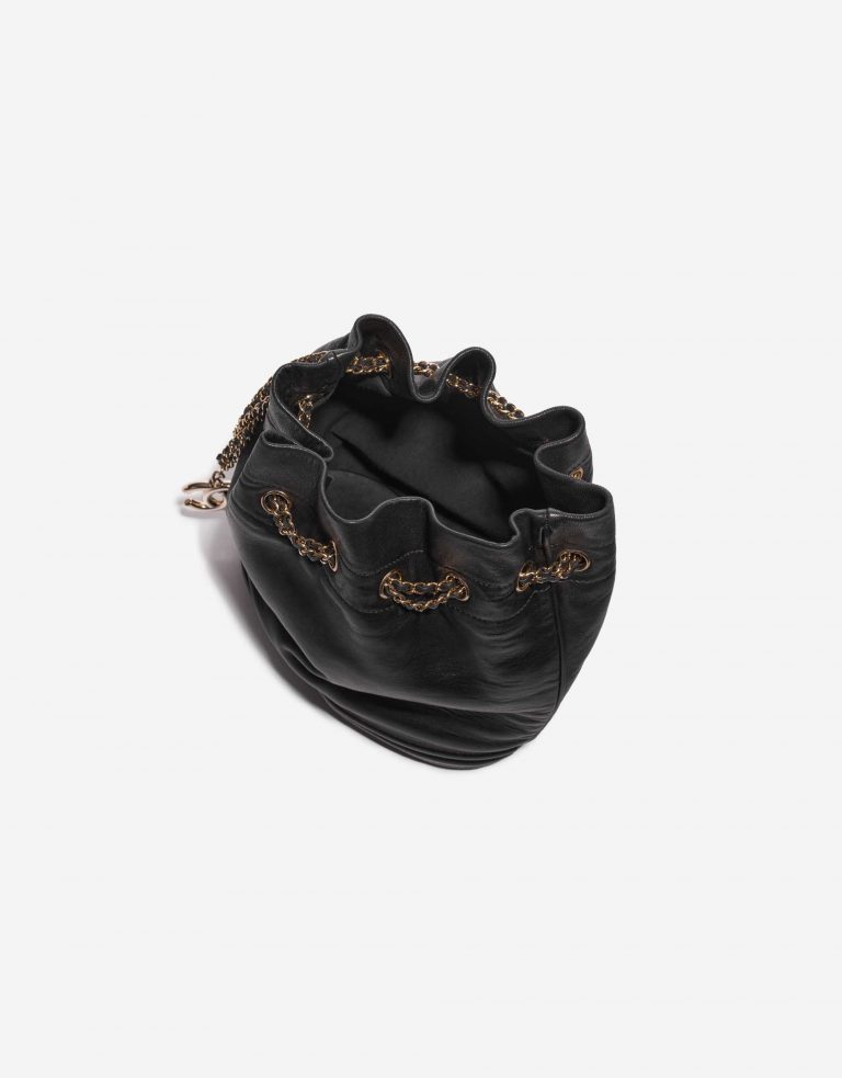 Pre-owned Chanel Tasche Drawstring Bucket Lammleder Schwarz Schwarz Innenseite | Verkaufen Sie Ihre Designer-Tasche auf Saclab.com