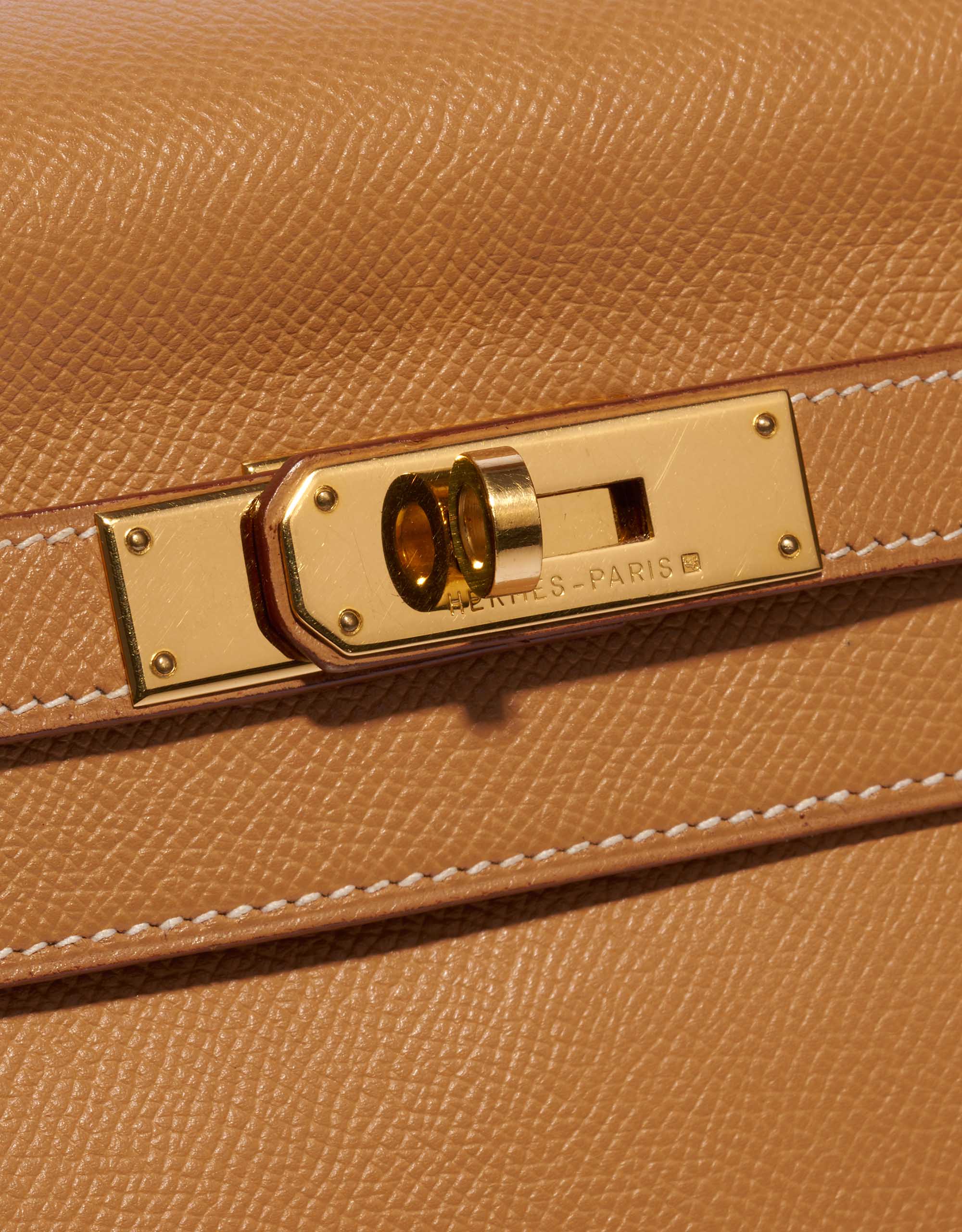 Pre-owned Hermès bag Kelly 35 Epsom Gold Brown Closing System | Sell your designer bag on Saclab.com