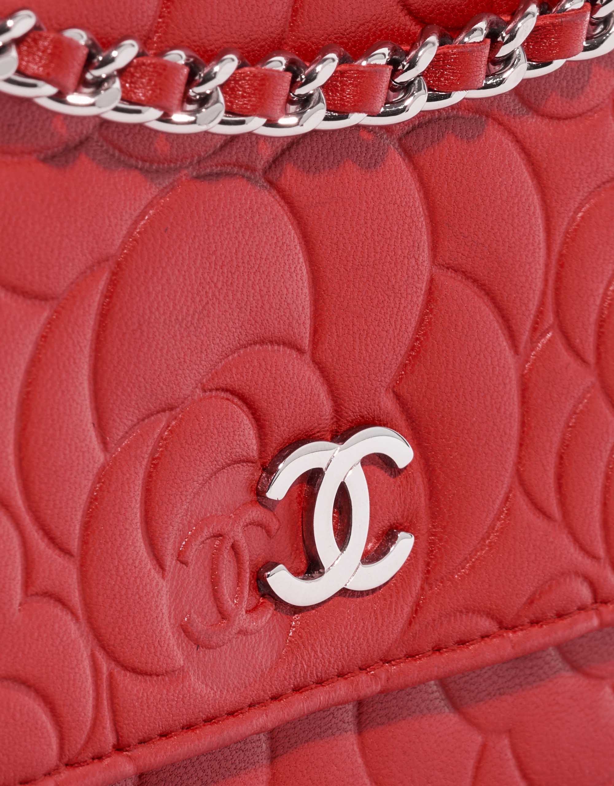 Pre-owned Chanel bag WOC Lamb Camellia Red Red Closing System | Sell your designer bag on Saclab.com