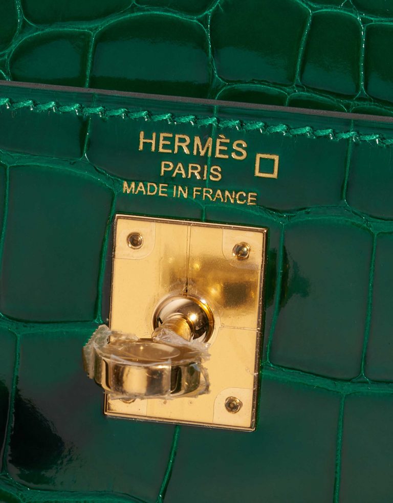 Pre-owned Hermès bag Kelly 25 Alligator Vert Emerald Green Logo | Sell your designer bag on Saclab.com