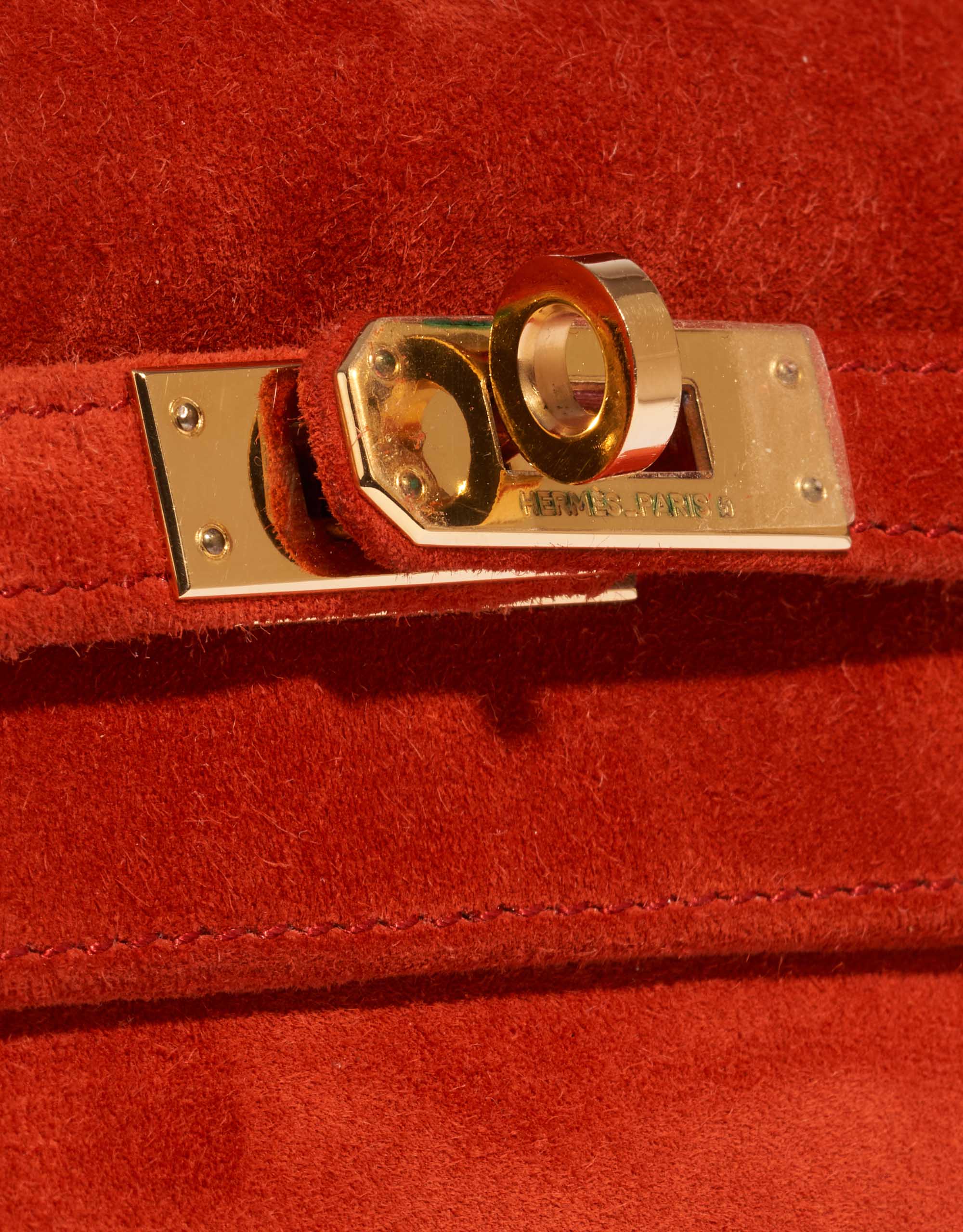 Pre-owned Hermès bag Kelly Pochette Doblis Suede Rouge Vif Red Closing System | Sell your designer bag on Saclab.com