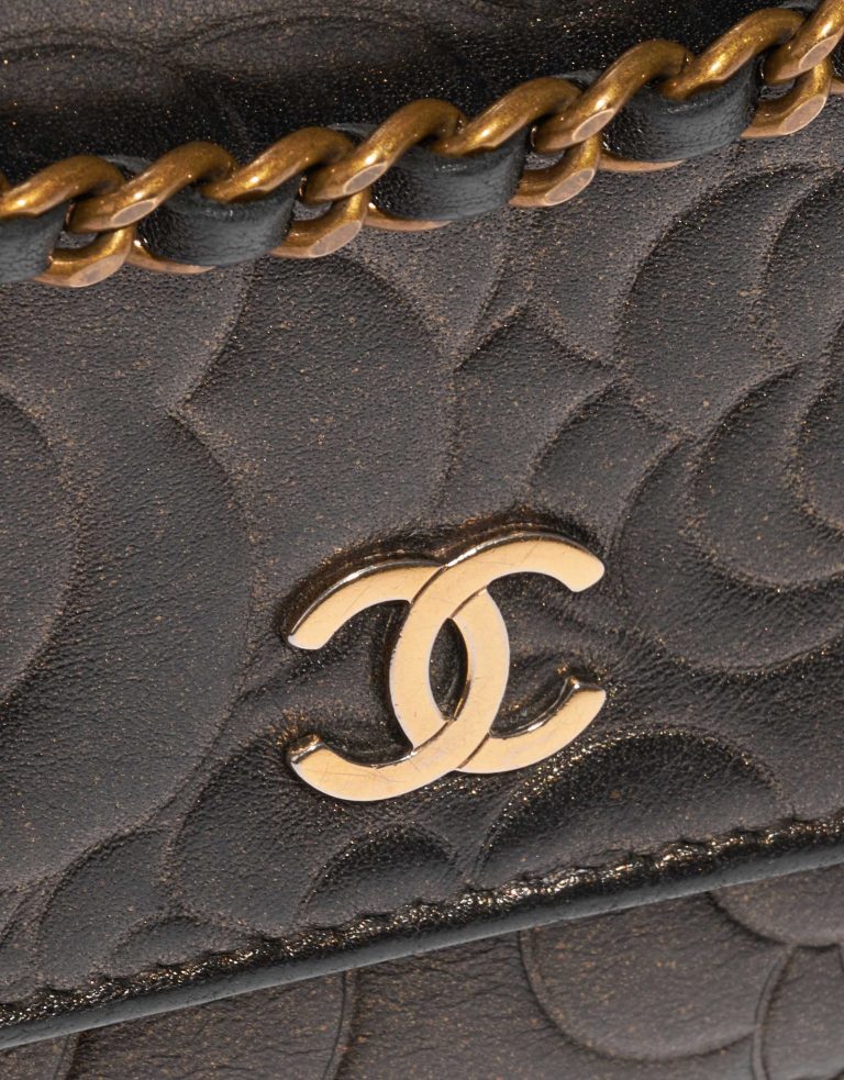 Pre-owned Chanel Tasche WOC Lammleder Camellia Schwarz / Shimmering Gold Schwarz Closing System | Verkaufen Sie Ihre Designer-Tasche auf Saclab.com