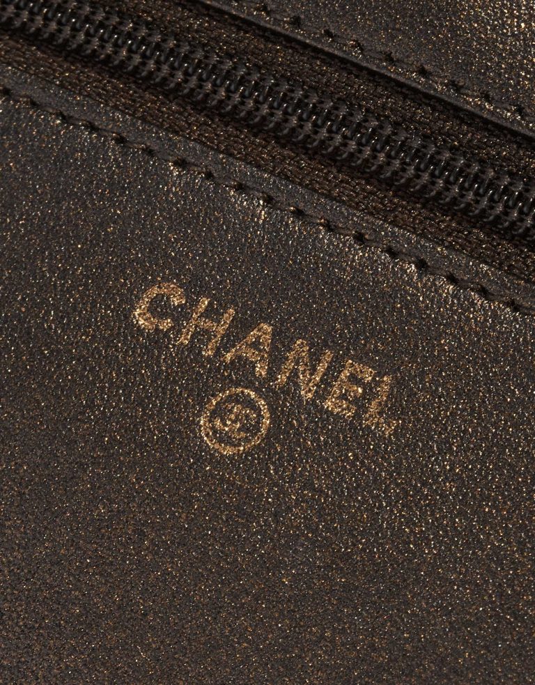 Pre-owned Chanel Tasche WOC Lammleder Camellia Schwarz / Shimmering Gold Black Logo | Verkaufen Sie Ihre Designer-Tasche auf Saclab.com