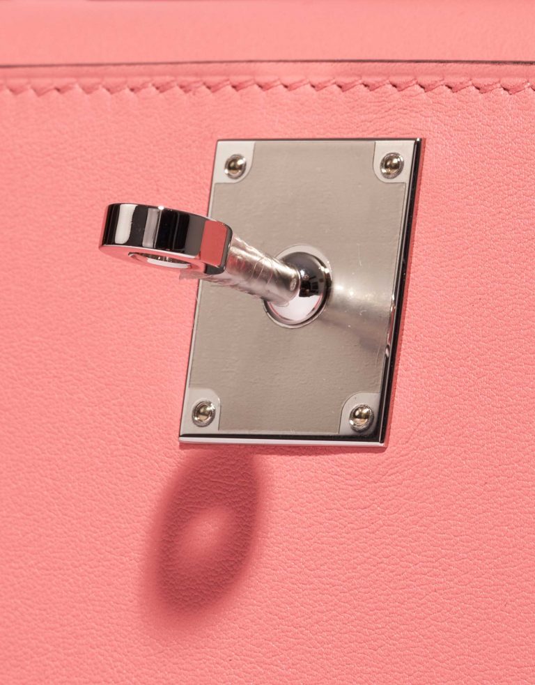 Pre-owned Hermès bag Kelly Cut Clutch Swift Rose d’Été Rose Closing System | Sell your designer bag on Saclab.com