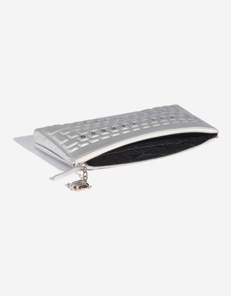 Pre-owned Chanel Tasche Keyboard Clutch Kalbsleder  Silber Silber Innenseite | Verkaufen Sie Ihre Designer-Tasche auf Saclab.com