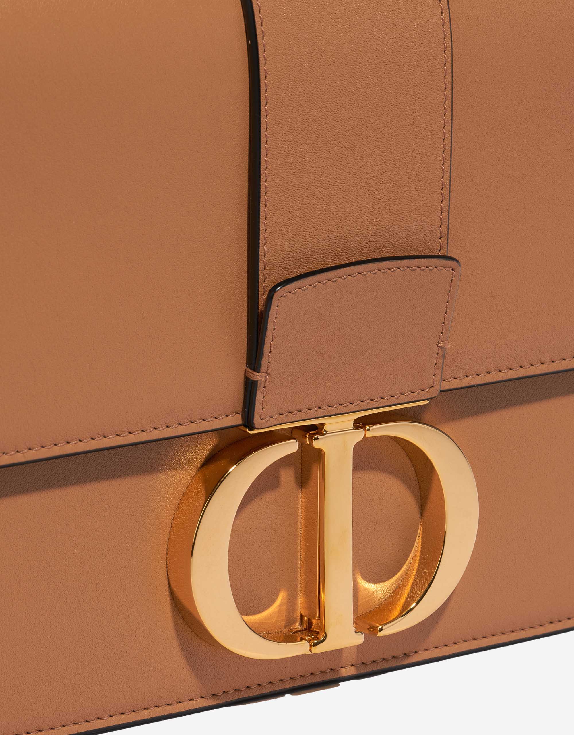 Sac Dior d'occasion 30 Montaigne Veau Beige Beige, Brown Closing System | Vendez votre sac de créateur sur Saclab.com