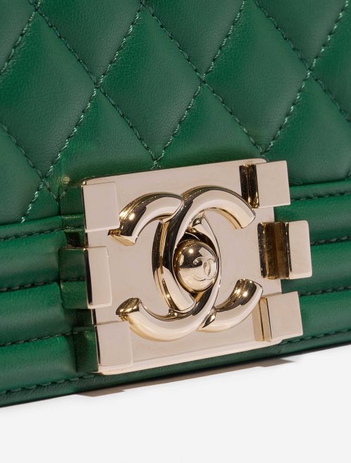 Pre-owned Chanel bag Boy Old Medium Lamb Green Green Closing System | Sell your designer bag on Saclab.com