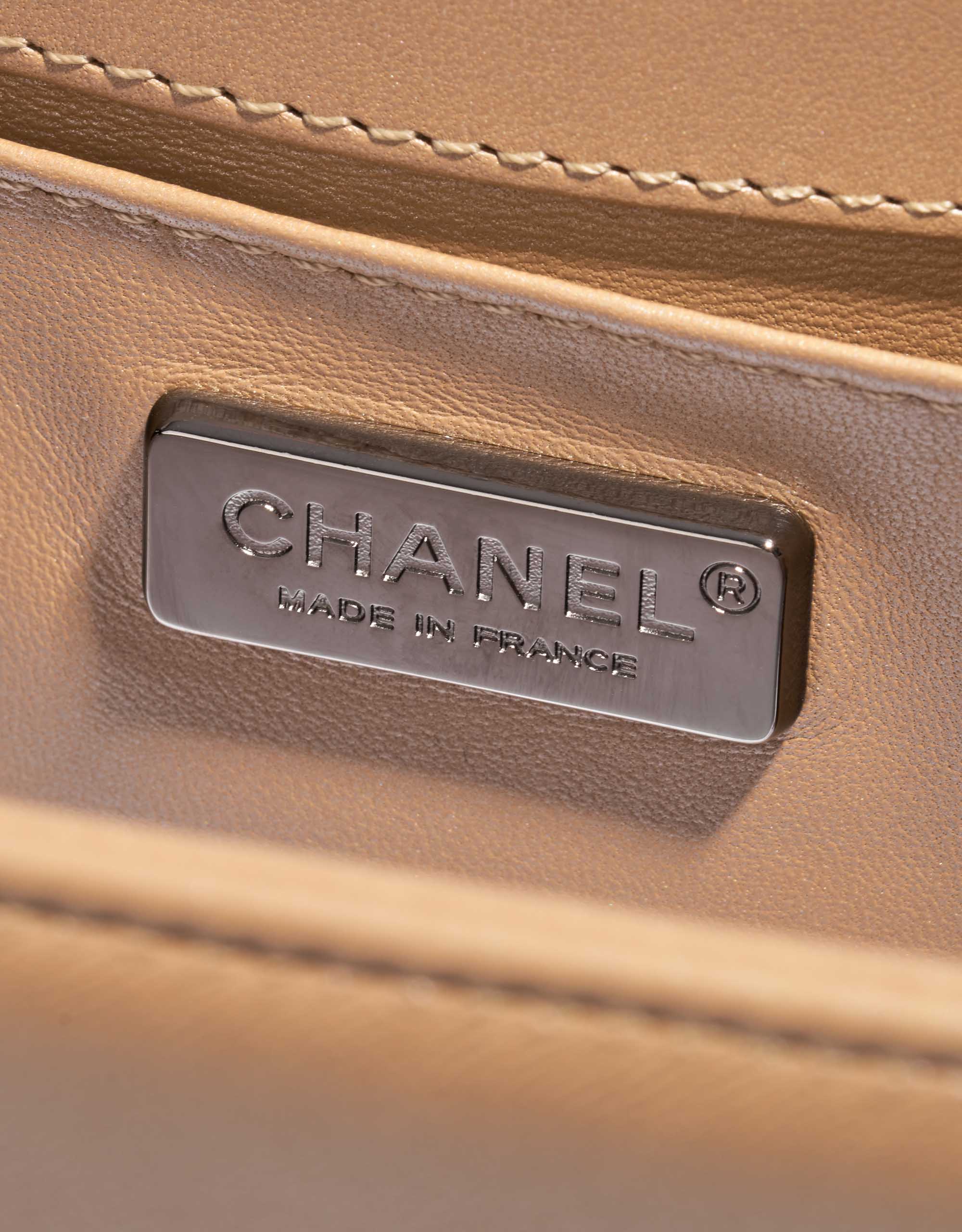 Gebrauchte Chanel Tasche Boy Old Medium Lizard Niloticus / Lammleder Gold / Natural Beige, Gold Logo | Verkaufen Sie Ihre Designer-Tasche auf Saclab.com