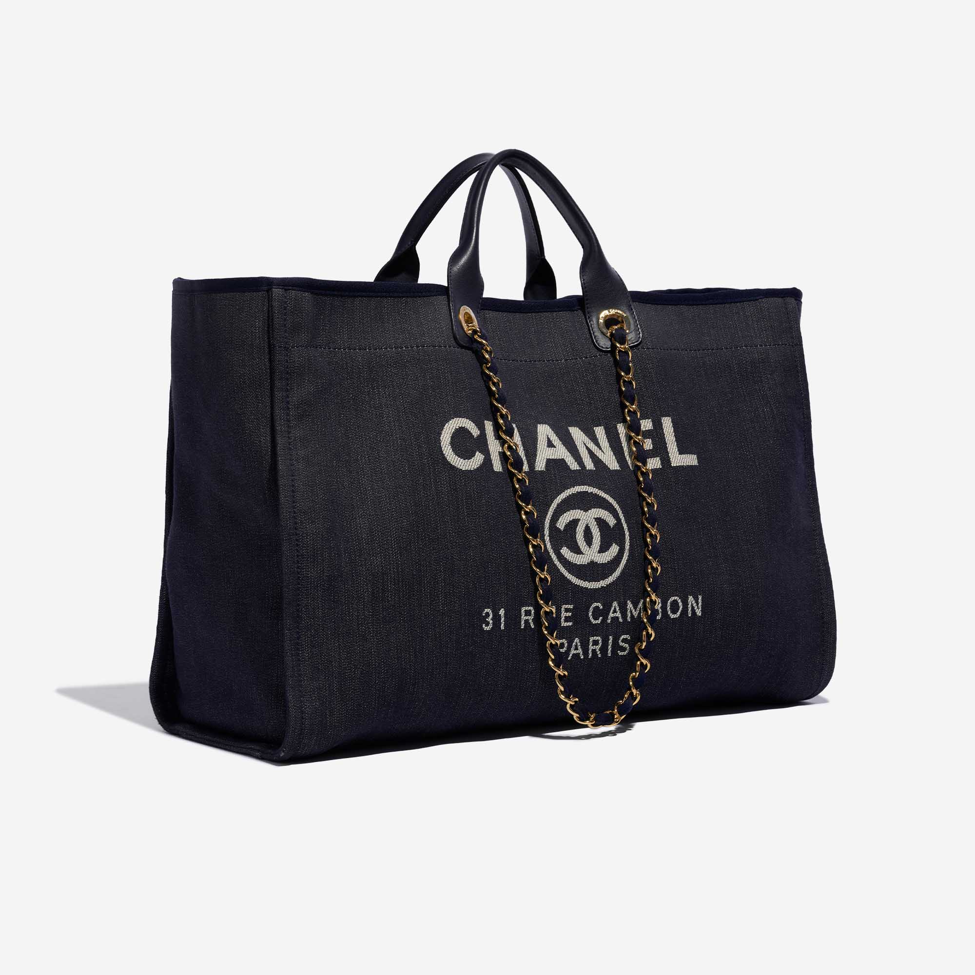 Gebrauchte Chanel Tasche Deauville Maxi Denim Blue Blue Side Front | Verkaufen Sie Ihre Designer-Tasche auf Saclab.com