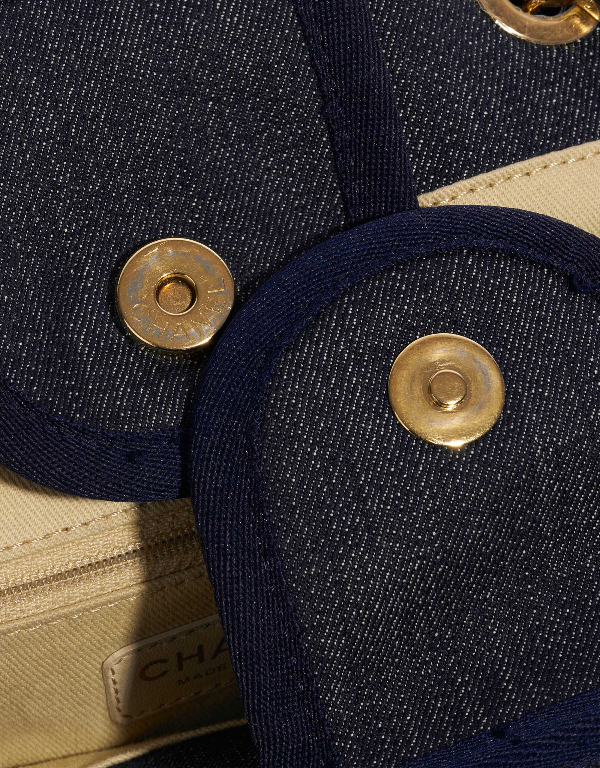 Gebrauchte Chanel Tasche Deauville Maxi Denim Blau Blau Verschluss-System | Verkaufen Sie Ihre Designer-Tasche auf Saclab.com