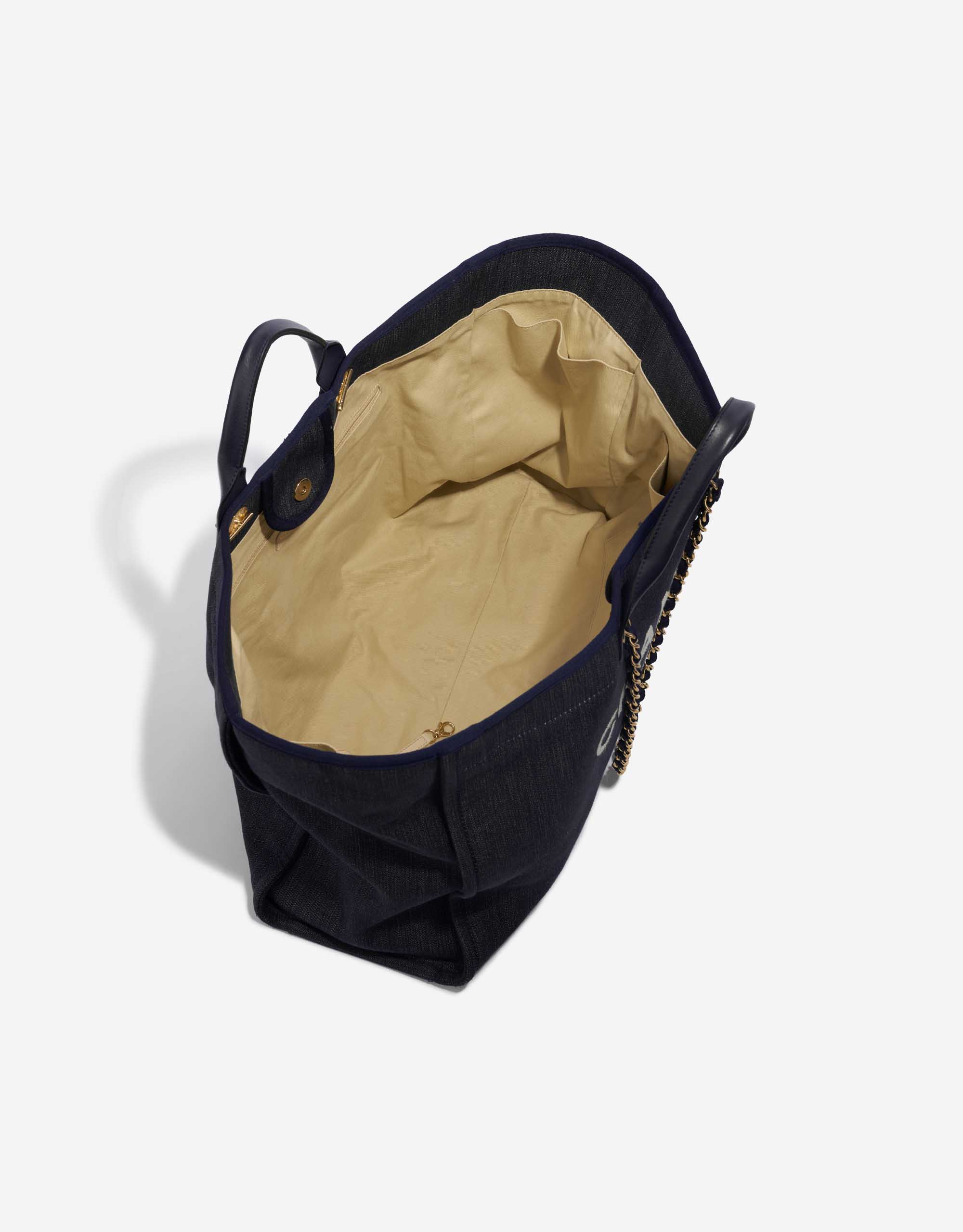 Pre-owned Chanel bag Deauville Maxi Denim Blue Blue Inside | Sell your designer bag on Saclab.com