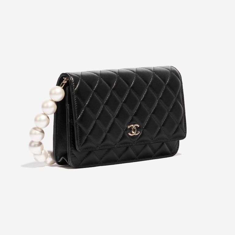 Pre-owned Chanel Tasche Timeless WOC Lammleder Black Big Pearls Black Side Front | Verkaufen Sie Ihre Designer-Tasche auf Saclab.com