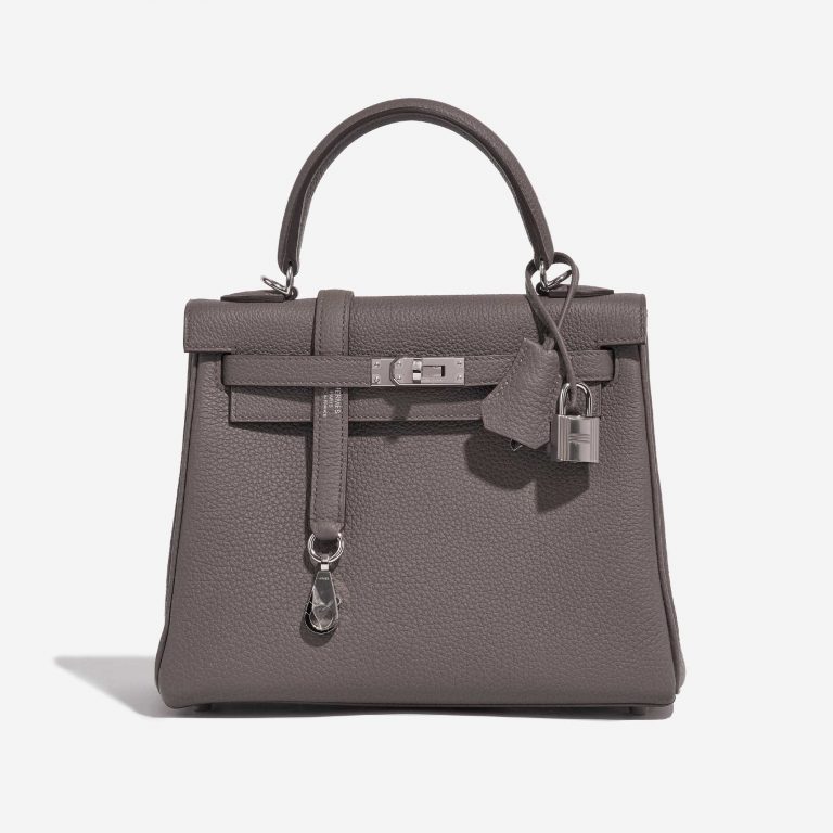 Pre-owned Hermès bag Kelly 25 Togo Etain Grey Front | Sell your designer bag on Saclab.com