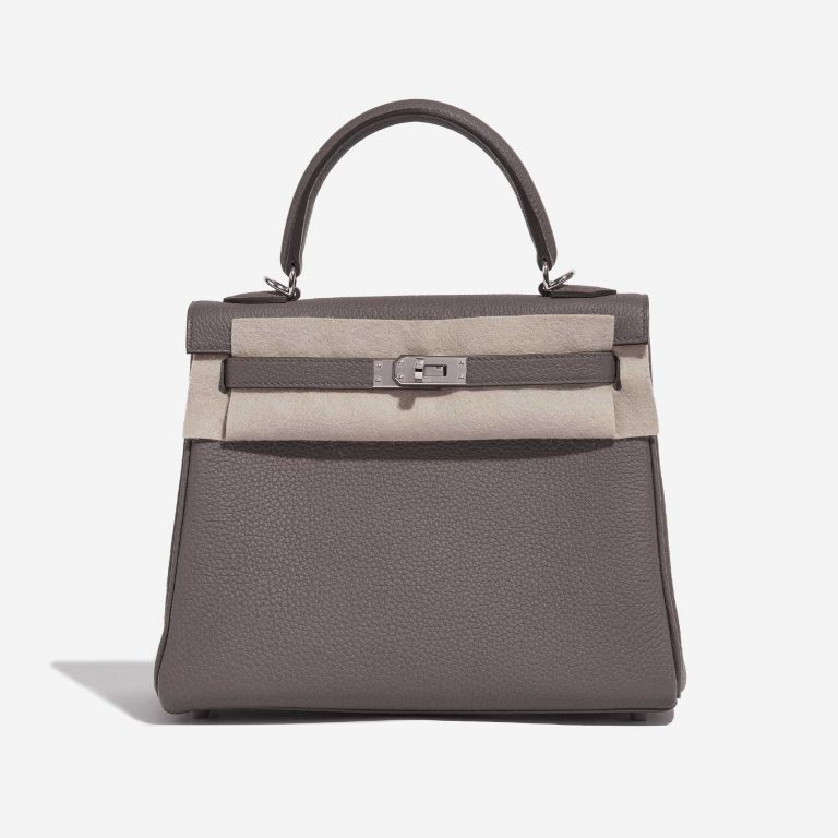 Pre-owned Hermès bag Kelly 25 Togo Etain Grey Front Velt | Sell your designer bag on Saclab.com