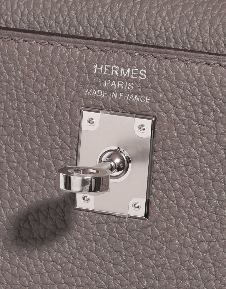 Pre-owned Hermès bag Kelly 25 Togo Etain Grey Logo | Sell your designer bag on Saclab.com