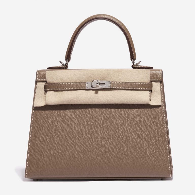 Pre-owned Hermès bag Kelly 25 Epsom Etoupe Brown Front Velt | Sell your designer bag on Saclab.com