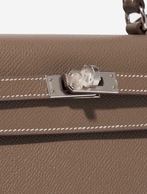 Pre-owned Hermès bag Kelly 25 Epsom Etoupe Brown Closing System | Sell your designer bag on Saclab.com