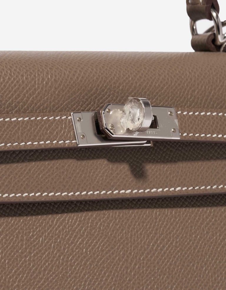 Pre-owned Hermès bag Kelly 25 Epsom Etoupe Brown Closing System | Sell your designer bag on Saclab.com