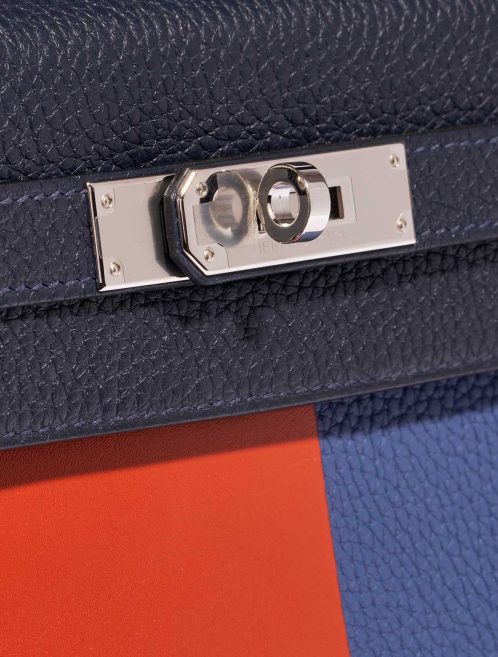 Pre-owned Hermès bag Kelly 28 Lettre R Clemence / Tadelakt Blue Nuit / Blue Brighton / Terre Battue Blue, Dark blue, Red Closing System | Sell your designer bag on Saclab.com