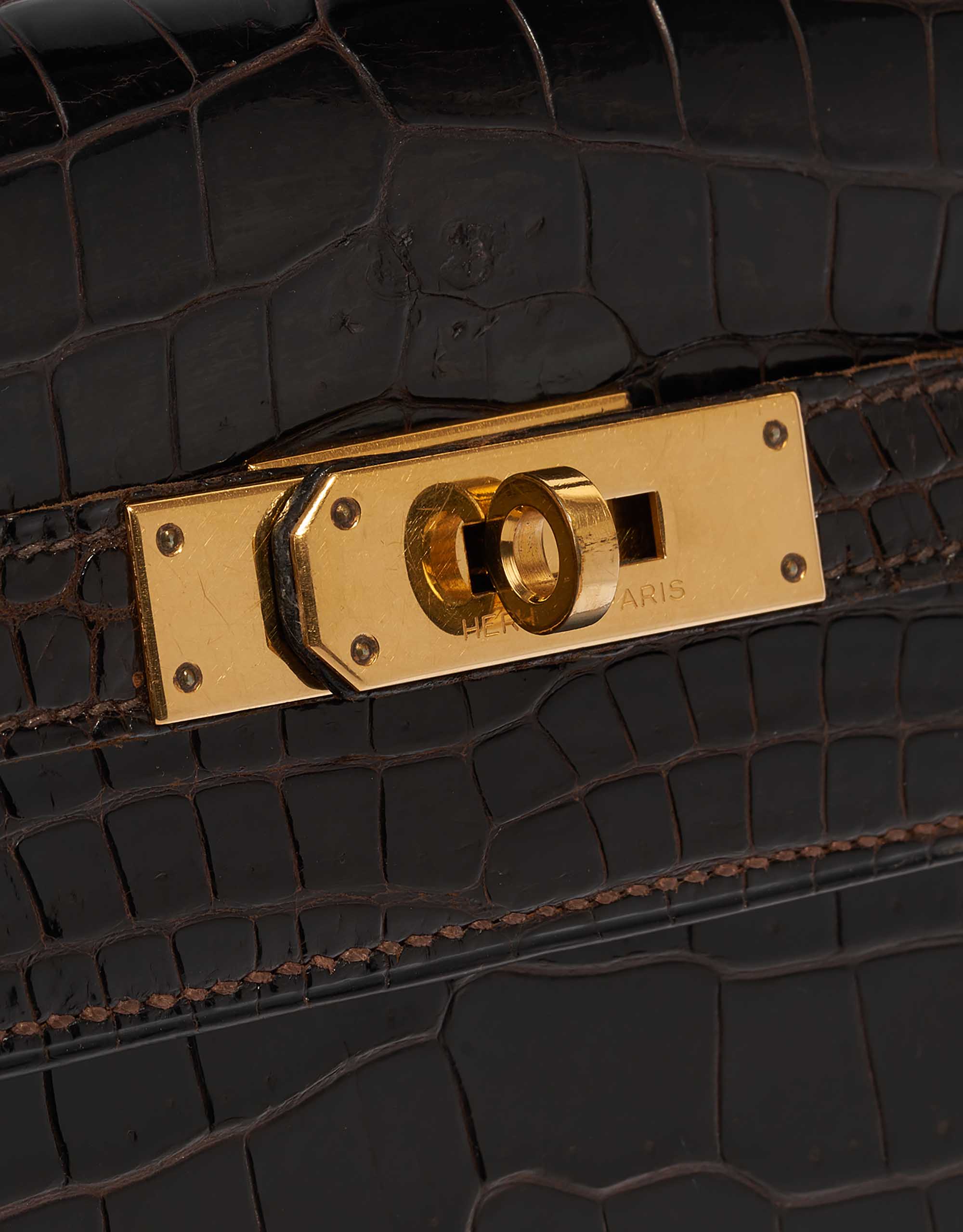 Pre-owned Hermès bag Kelly 32 Porosus Crocodile Dark Brown Brown Closing System | Sell your designer bag on Saclab.com