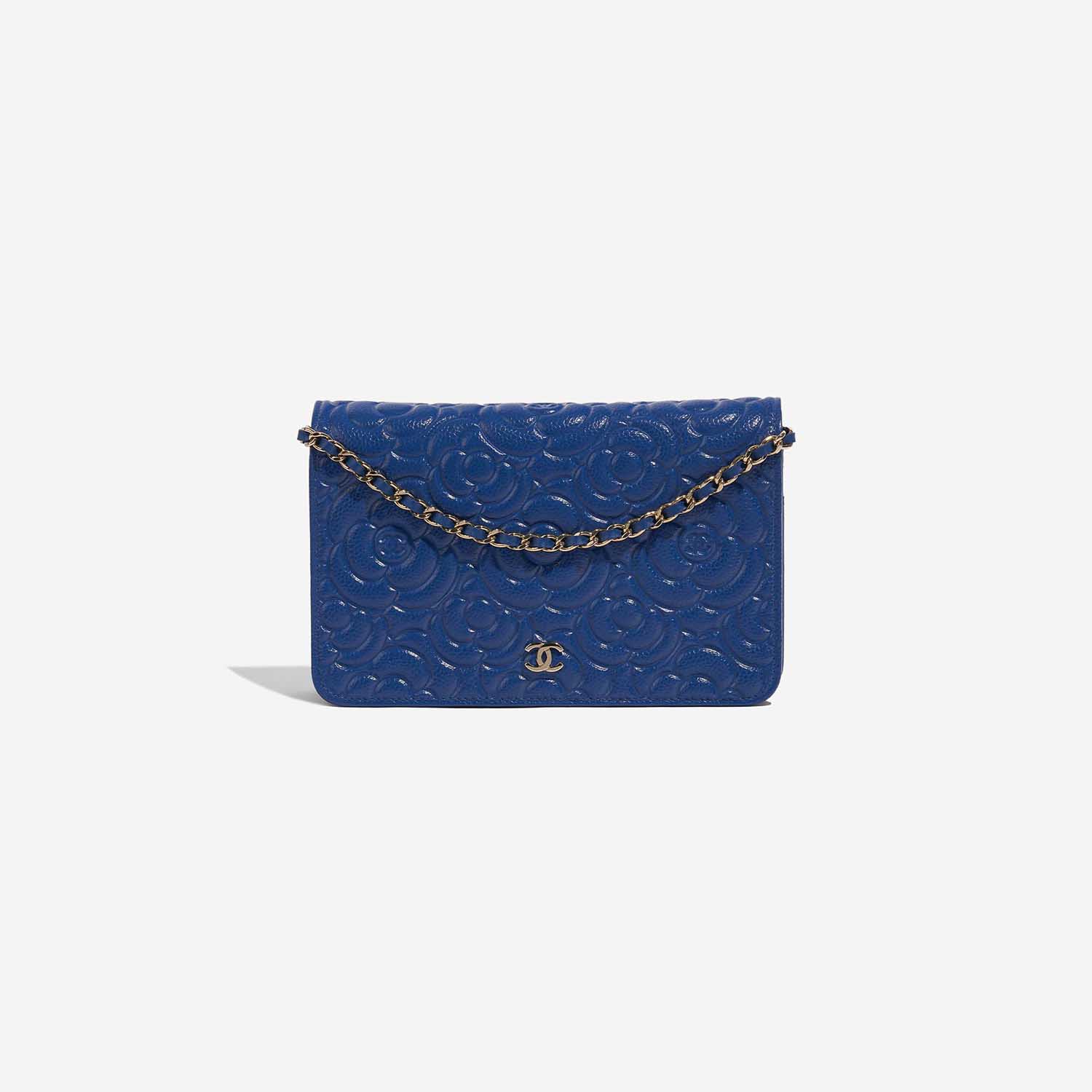 Gebrauchte Chanel Tasche WOC Camellia Lammleder Blue Blue Front | Verkaufen Sie Ihre Designer-Tasche auf Saclab.com
